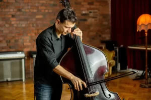 Consejos esenciales para el pizzicato en el contrabajo