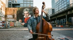 Retrato artístico de un contrabajista en un entorno urbano moderno