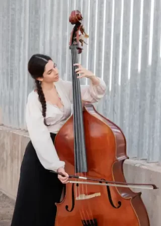 tiro-medio-tocando-contrabajo